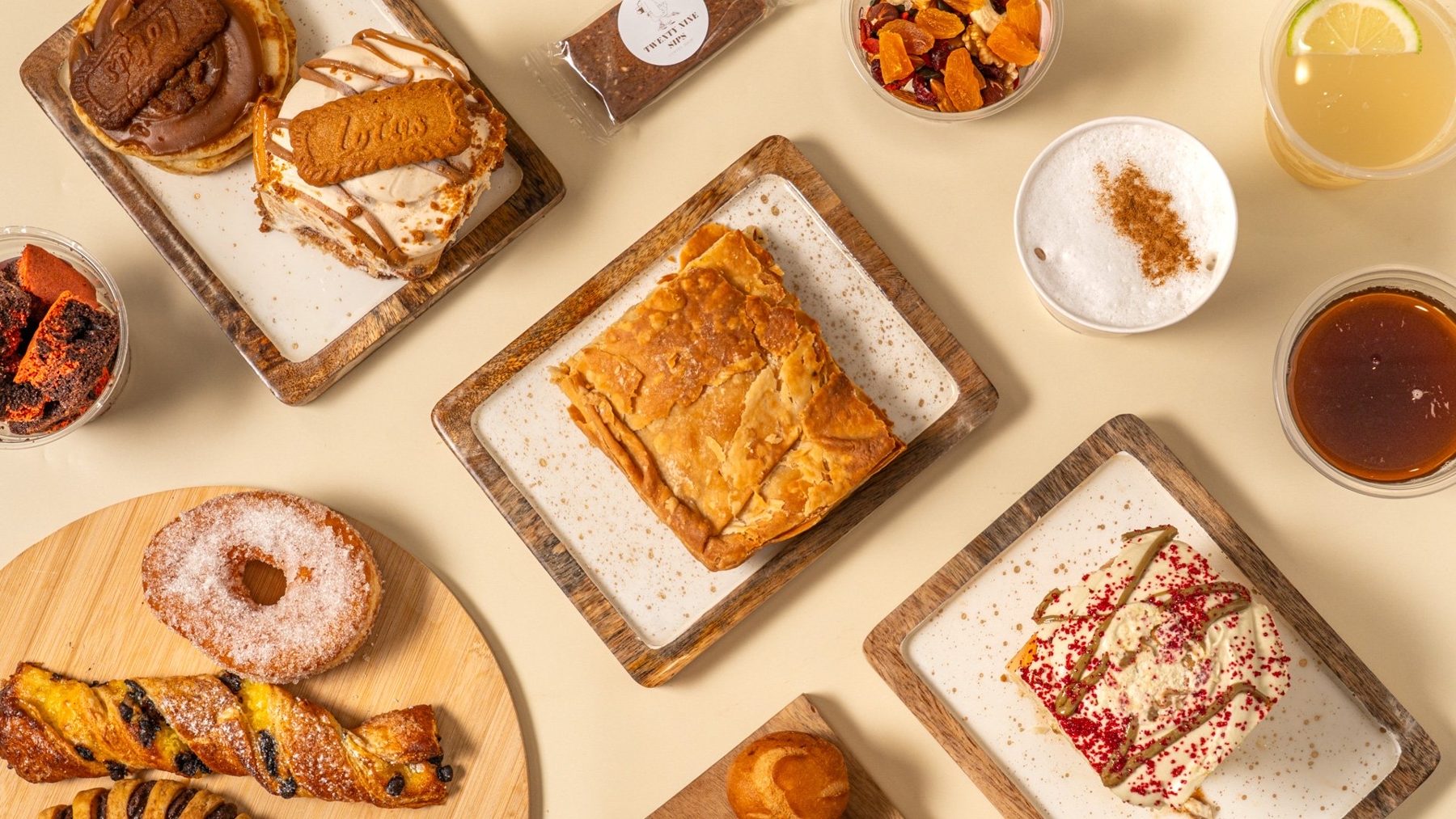 Brunch spread με γλυκά, ροφήματα και snacks